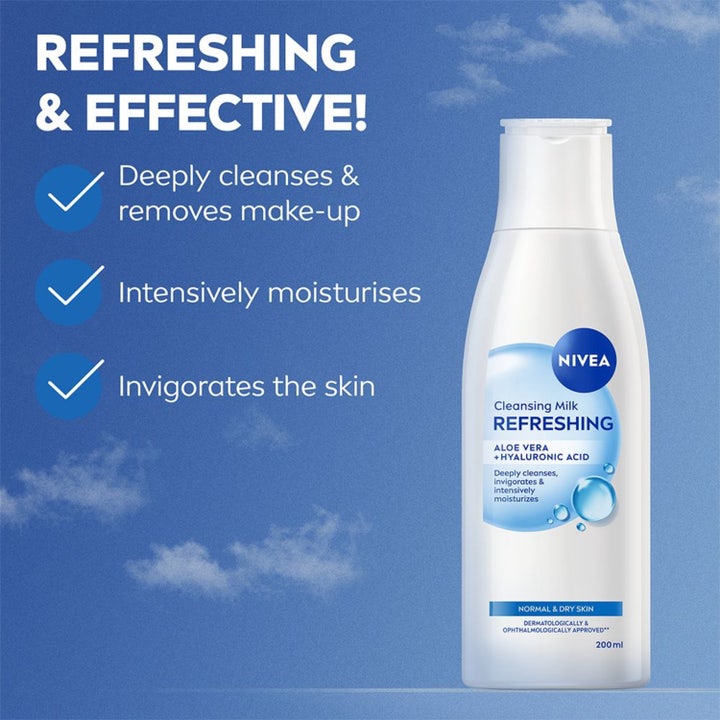 NIVEA Refreshing Cleansing Milk 200 ml fugtgivende rengøringsmælk med aloe vera vist mod en blå himmel