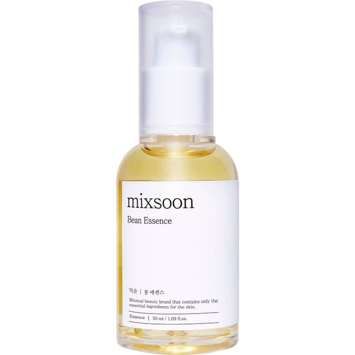 Mixsoon Bean Essence 50 ml fugtgivende ansigtsessens med gylden væske i klar flaske med hvid pumpe og etiket.