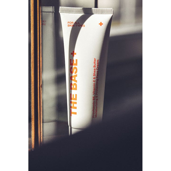 Swiss Clinic The Base+ 50 ml fugtgivende ansigtscreme i hvid tube med Provitamin B5 og Shea Butter