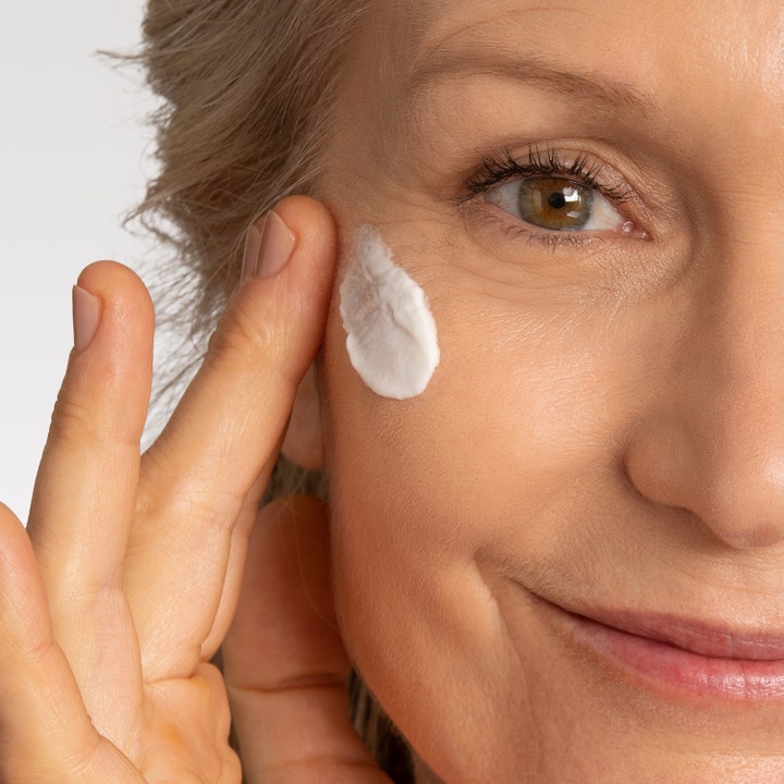 Lancôme Rénergie Nuit Multi-Lift Night 50 ml opstrammende natcreme påføres her som en hvid tekstur på huden.