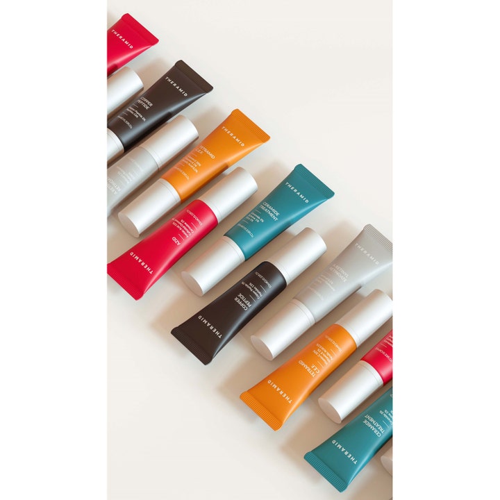 Niche Beauty Lab Theramid Discovery Kit hudplejesæt med farverige tuber i rød, orange og blå på hvid baggrund.