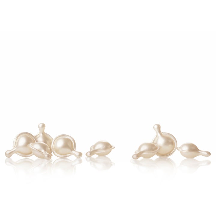 Elizabeth Arden Ceramide Capsules Hyaluronic Acid + Peptides 30 stk fugtgivende serum i små perlemorshvide kapsler.