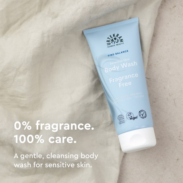 Urtekram Fragrance Free Body Wash 200 ml parfumefri bodysæbe til sensitiv hud i lyseblå tube på lyst stof