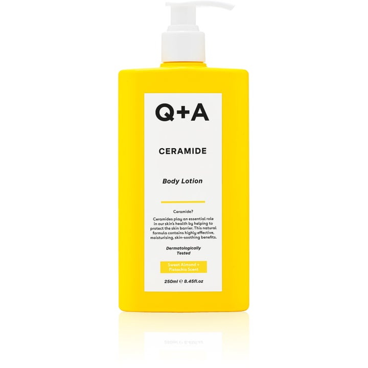 Q+A Ceramide Body Lotion 250ml fugtgivende body lotion i en gul rektangulær flaske med hvid pumpe.