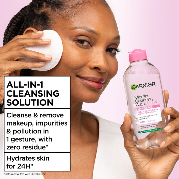 Garnier Skin Active Micellar Cleansing Water 400 ml alt-i-én rens fjerner makeup og fugter huden vist i brug af kvinde.