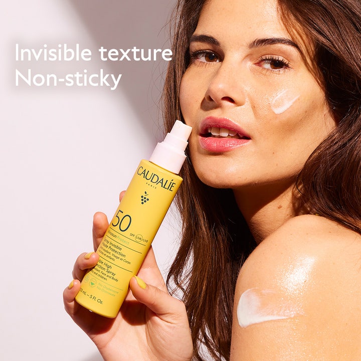 Caudalie Vinosun High Protection Spray SPF50 150 ml solcreme spray med usynlig tekstur på huden vist af kvinde