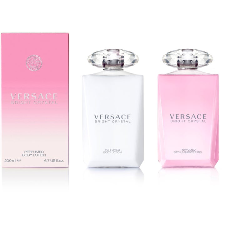 Versace Bright Crystal Shower Gel 200 ml velduftende showergel i lyserød flakon med krystallåg ved siden af bodylotion