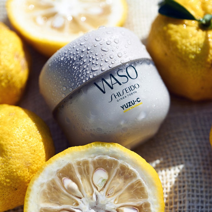 Shiseido Waso Yuzu-C Beauty Sleeping Mask 50 ml nattmaske med vitamin C i grå krukke dækket af vanddråber og yuzu