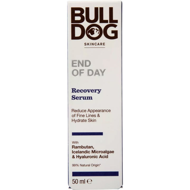Bulldog End of Day Recovery Serum 50 ml fugtgivende serum mod fine linjer i hvid papæske med mørkeblå tekst
