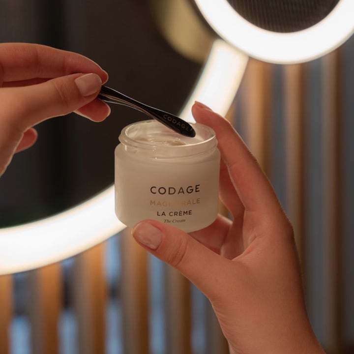 Codage Paris The Cream Magistrale 50 ml nærende dagcreme i frostet glaskrukke der tages op med en sort spatel