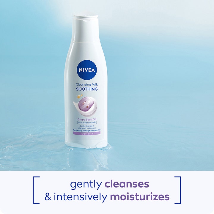 NIVEA Cleansing Milk Soothing 200 ml beroligende rengøringsmælk i hvid flaske stående på en lyseblå vandoverflade.
