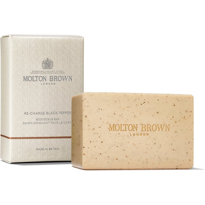 Molton Brown Re-charge Black Pepper Bodyscrub Bar 250 g eksfolierende kropssæbe med synlige korn og mønstret æske