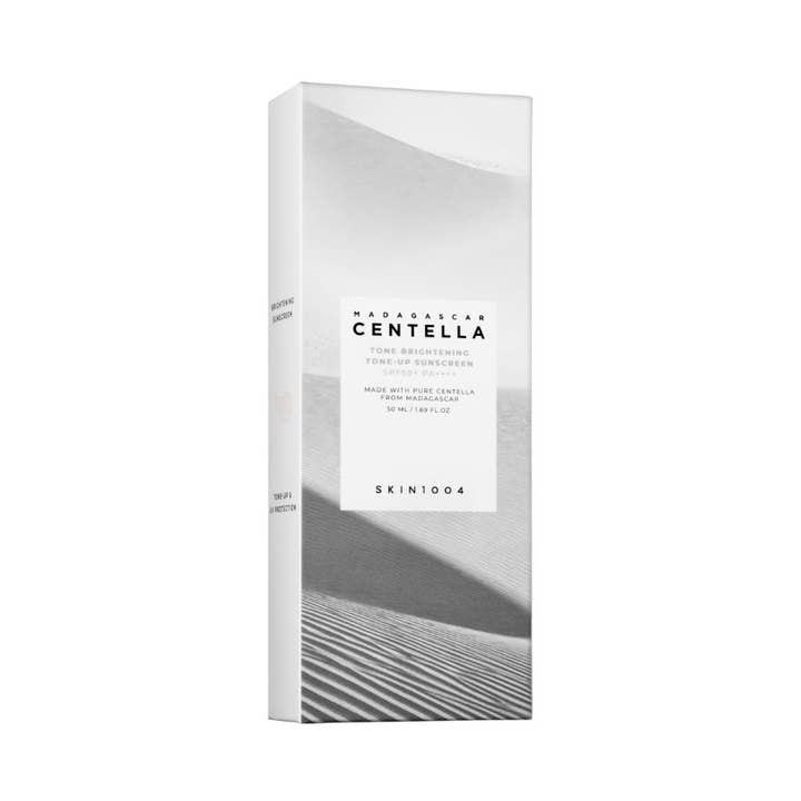 SKIN1004 Madagascar Centella Tone Brightening Tone-Up Sunscreen 50 ml solcreme i hvid æske med SPF50 og gråt ørkenmotiv