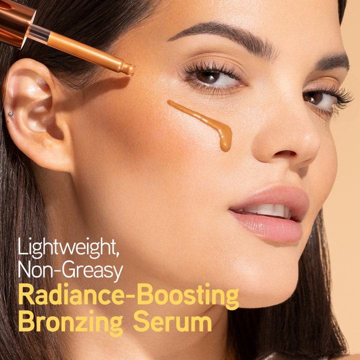 Physicians Formula Butter Glow Bronzing Serum 30 ml giver glød med gyldne dråber påført en kvindes kind.