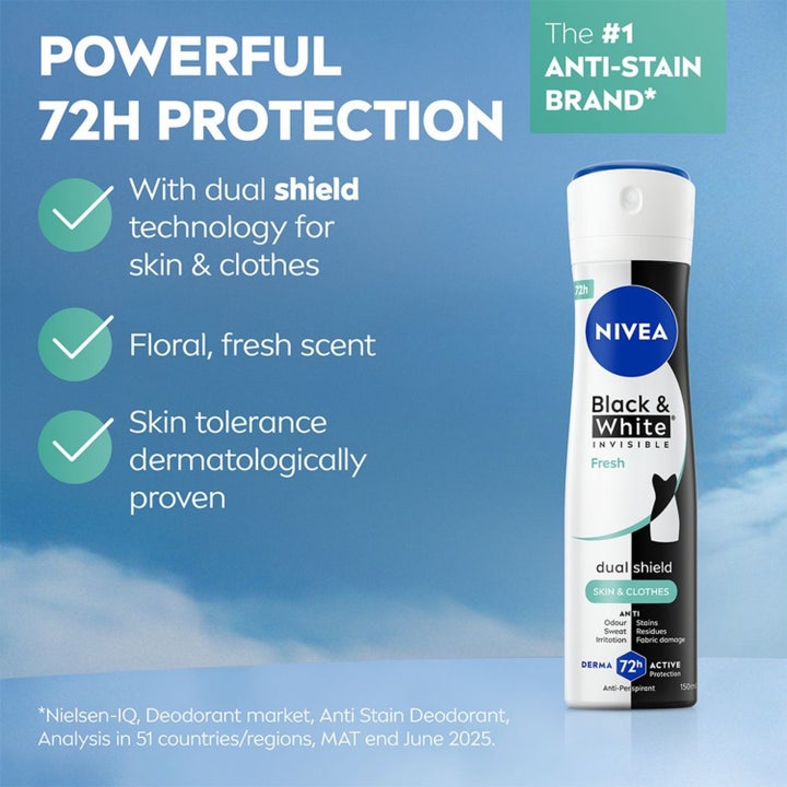 NIVEA Black & White Fresh Spray 150 ml deospray giver frisk beskyttelse i hvid sprayflaske med blåt låg