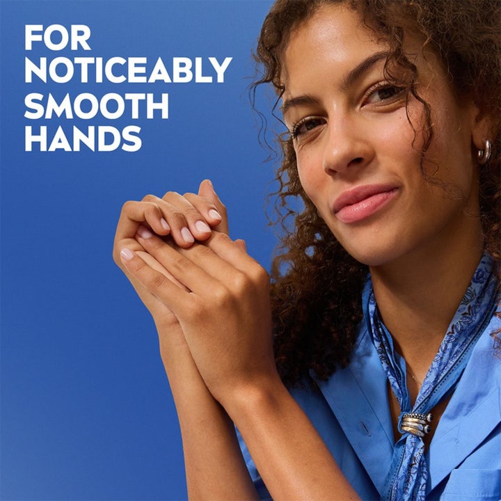 NIVEA Q10 Hand Cream 100 ml håndcreme giver mærkbart glatte hænder vist med en kvinde mod en blå baggrund