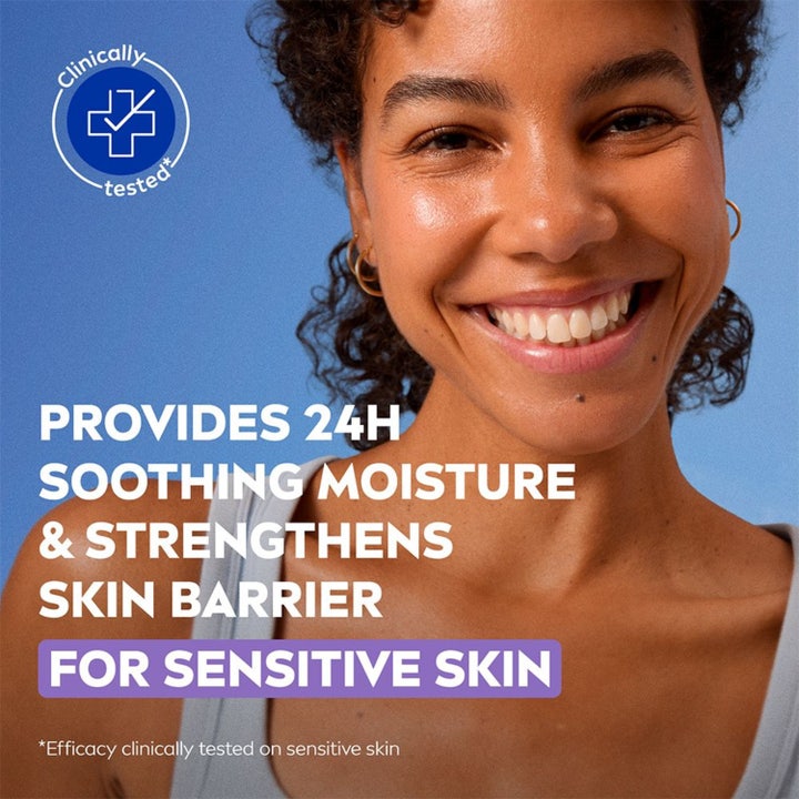 NIVEA Soothing Day Cream 50 ml beroligende dagcreme til sensitiv hud vist på smilende kvinde