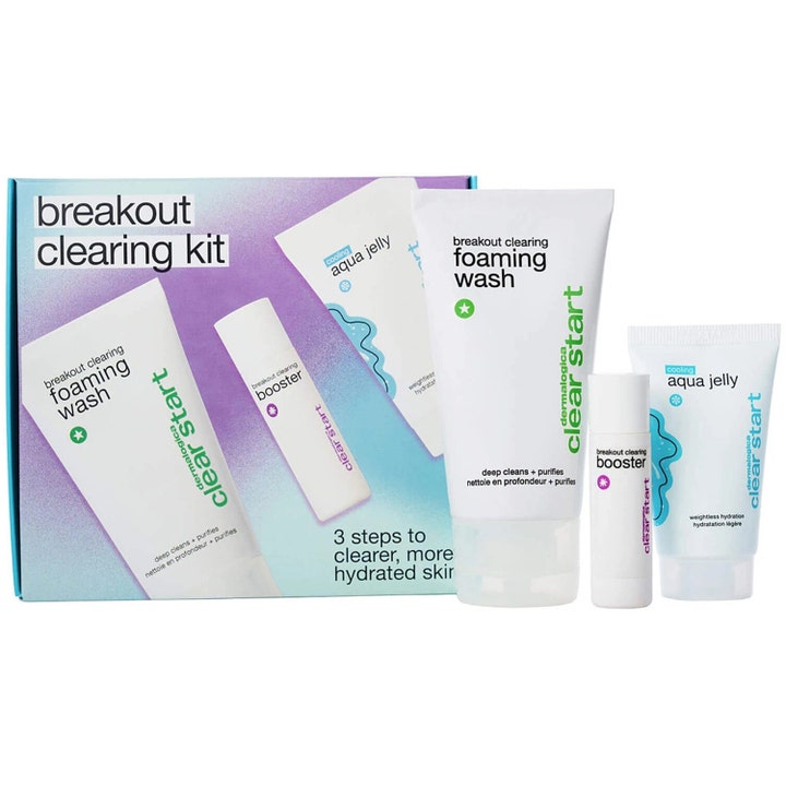 Dermalogica Clear Start Breakout Clearing Kit med ansigtsvask, booster og aqua jelly i hvide tuber og stift.