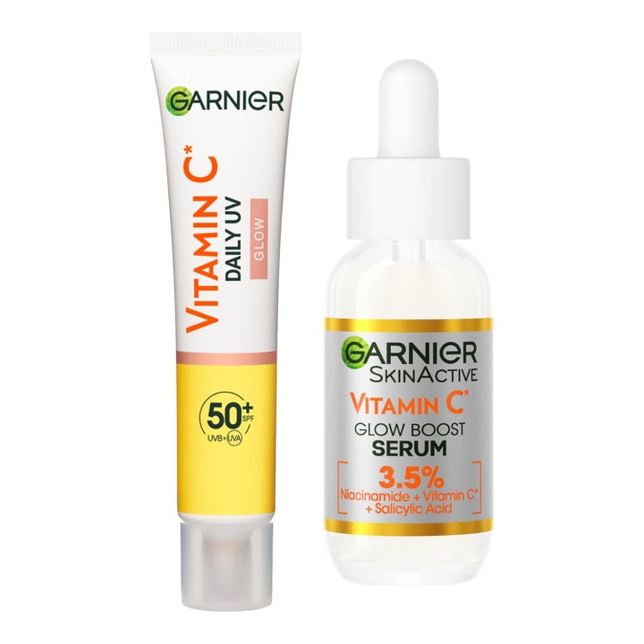 Garnier Vitamin C Glow Boost Serum og Daily UV hudplejesæt giver glød i klar glasflaske og hvid tube med SPF 50+