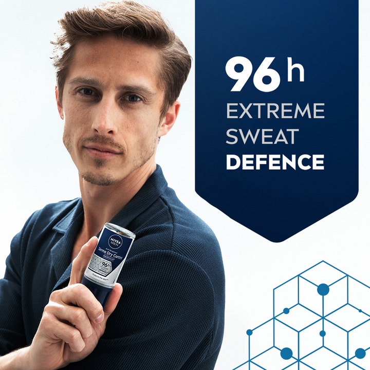 NIVEA Derma Dry Control 50 ml roll on til mænd giver 96h extreme sweat defence vist med en mand i mørkeblå skjorte.