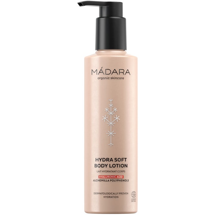 Mádara Hydra Soft Body Lotion fugtgivende kropspleje med hyaluronsyre i en ferskenfarvet flaske med sort pumpe
