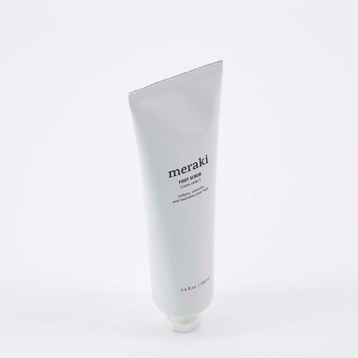 Meraki Footscrub Calm Cedar 100 ml blødgørende fodpleje i hvid tube der giver bløde og velplejede fødder.