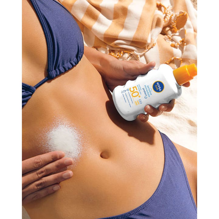 NIVEA Sensitive Immediate Protect SPF 50 200 ml beroligende solcreme påføres maven fra en hvid flaske med gult låg.