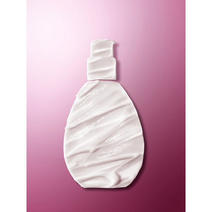 Biotherm Aqua Glow Moisturizing Super Concentrate 50 ml fugtgivende dagcreme vist som hvid tekstur formet som en flaske