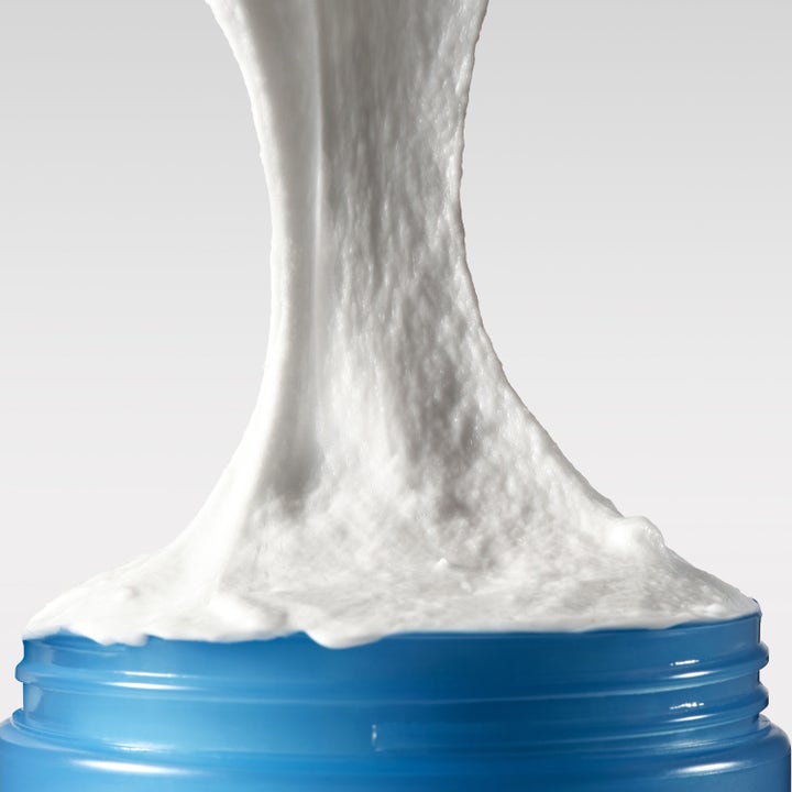 Dr. Ceuracle Hyal Reyouth Melting Foaming Balm 100 ml fugtgivende rens med hvid, elastisk og cremet tekstur i blå krukke