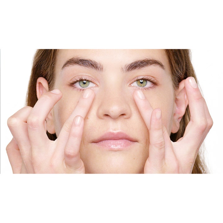Clinique Moisture Surge Eye 96H Hydro-Filler Concentrate 15 ml øjencreme påføres med fingrene omkring øjnene.