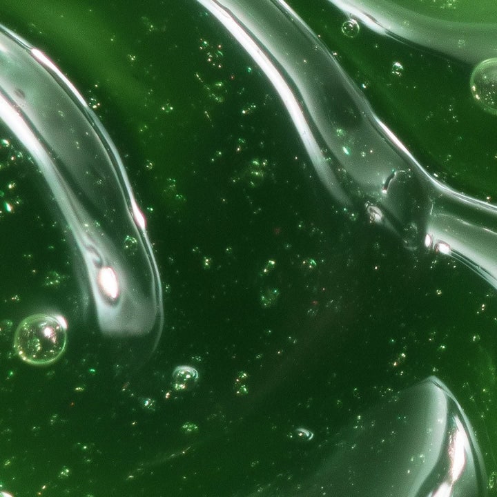 MANTLE The Face Jelly 50 ml super-hydrerende ansigtscreme har en mørkegrøn gennemsigtig gel-tekstur med fine luftbobler