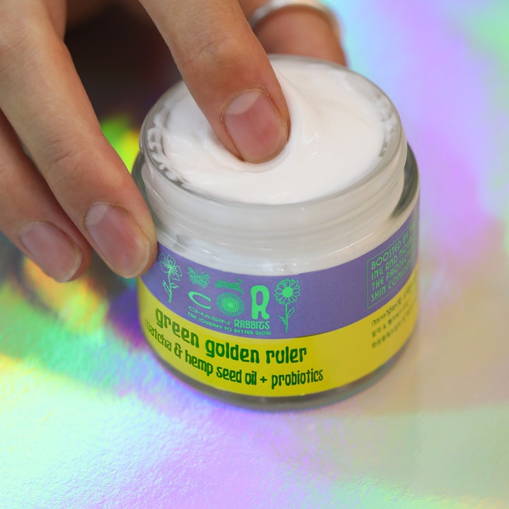 Chasin' Rabbits Green Golden Ruler 100 ml fugtgivende ansigtscreme viser en finger i den fyldige hvide creme i glaskrukke.