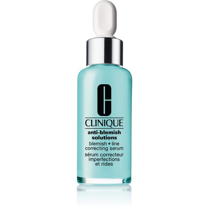 Clinique Anti-Blemish Solutions Blemish + Line Correcting Serum mod urenheder i lyseblå glasflaske med sølvpipette.