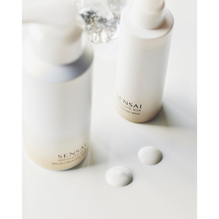 Sensai Absolute Silk Micro Mousse Wash 180 ml rengøringsskum i hvid flaske med cremede hvide teksturdråber.