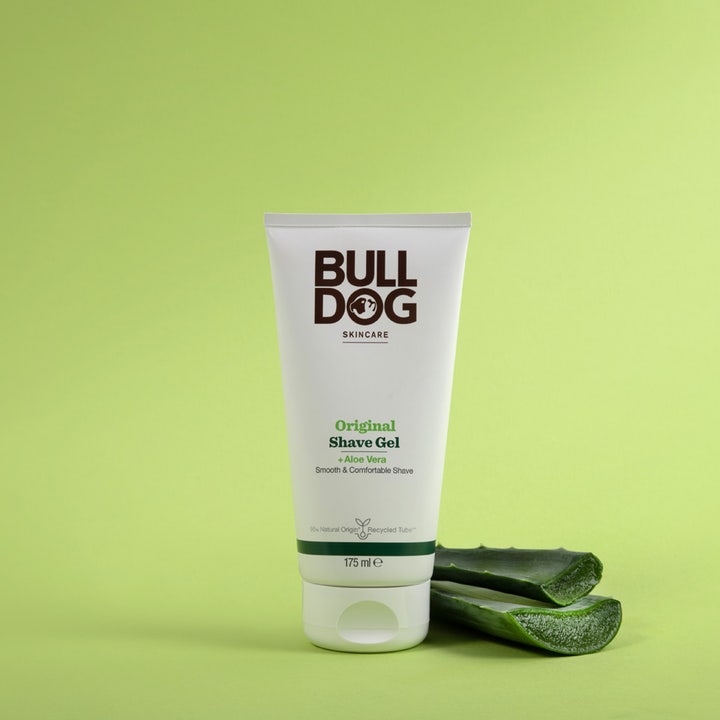 Bulldog Original Shave Gel 175 ml rakgel i hvid tube med aloe vera-blade på grøn baggrund for en glat barbering