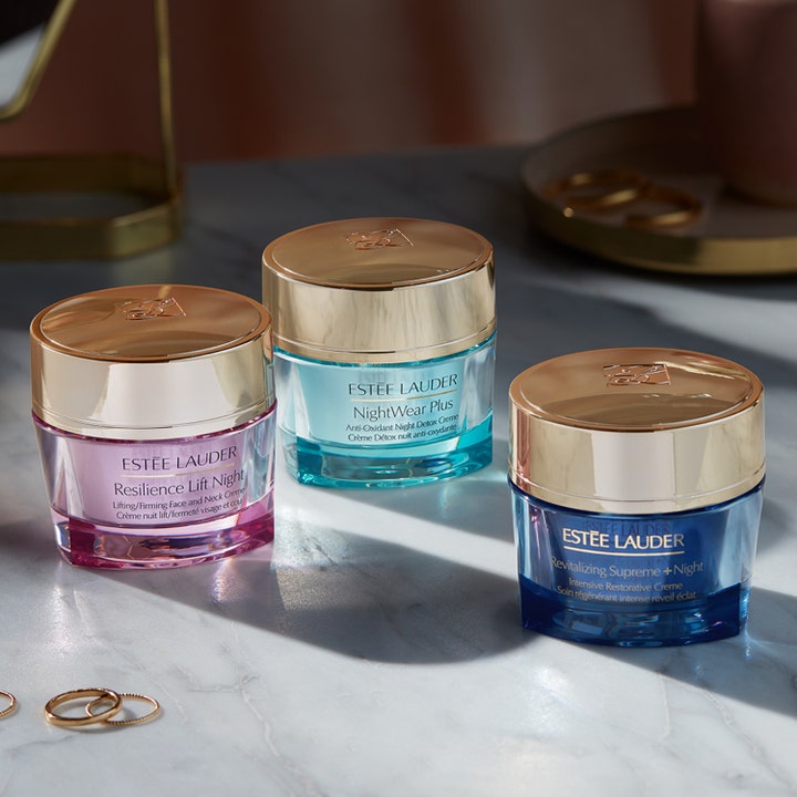 Estée Lauder NightWear Plus 50 ml detox nattcreme i lyseblå glaskrukke med guld låg sammen med andre cremer