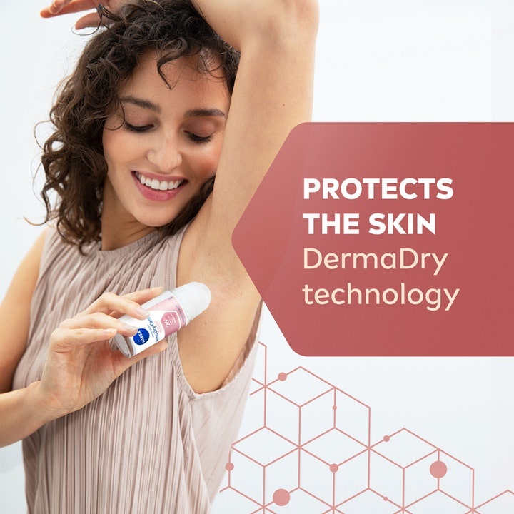 NIVEA Derma Dry Maximum Protection 50 ml roll-on deo som beskytter huden hos smilende kvinde