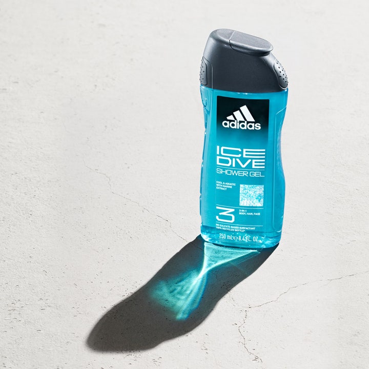 Adidas Ice Dive 400 ml showergel i blå gennemsigtig flaske der giver en forfriskende følelse til krop og hår