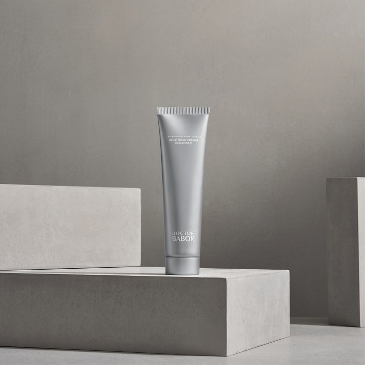 Babor DOC Soothing Cream Cleanser 150 ml beroligende ansigtsrens i sølvgrå tube på betonblokke