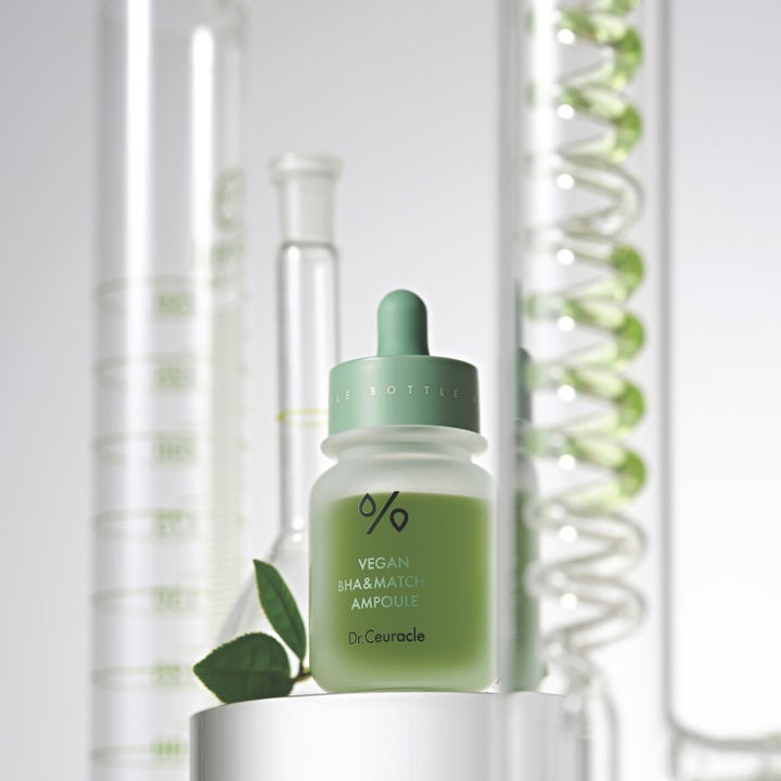 Dr. Ceuracle Vegan BHA & Matcha Ampoule 30 ml eksfolierende serum i frostet glasflaske foran laboratorieudstyr