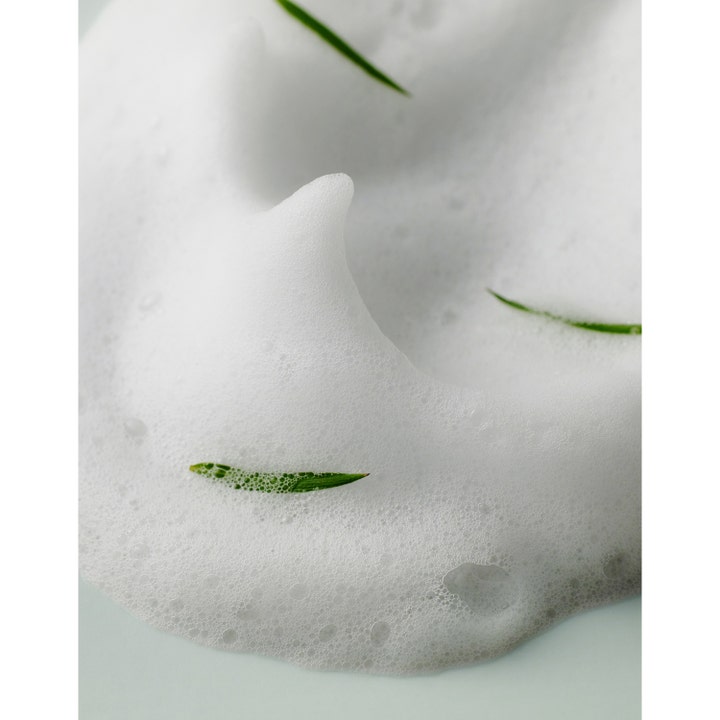 Some By Mi Aha-Bha-Pha 30 Days Miracle Acne Clear Foam 100 ml ansigtsrens viser luftigt hvidt skum med grønne blade.