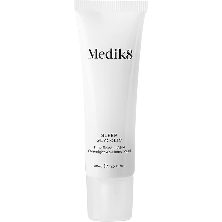 Medik8 Sleep Glycolic 30 ml eksfolierende natpeeling med AHA i en hvid tube med mat gennemsigtig hætte for fornyet glød