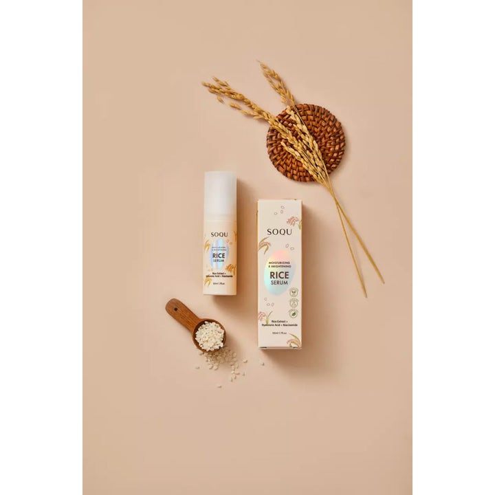SOQU Rice Serum 50 ml oplysende ansigtsserum med niacinamid ved siden af riskorn og tørrede risaks