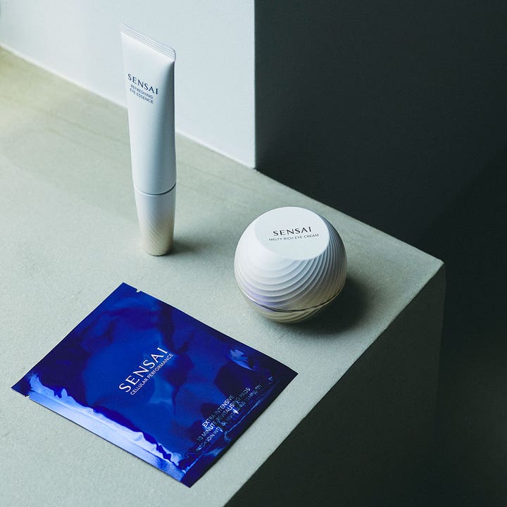 Sensai Total Eye Treatment 35 ml øjenpleje med hvid tube, creme i krukke og blå øjenmaske der giver fugt