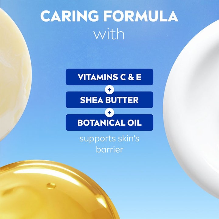 NIVEA Shea Butter & Botanical Oil 250 ml plejende showergel i hvid flaske hældes ud i hånden på kvinde i badet