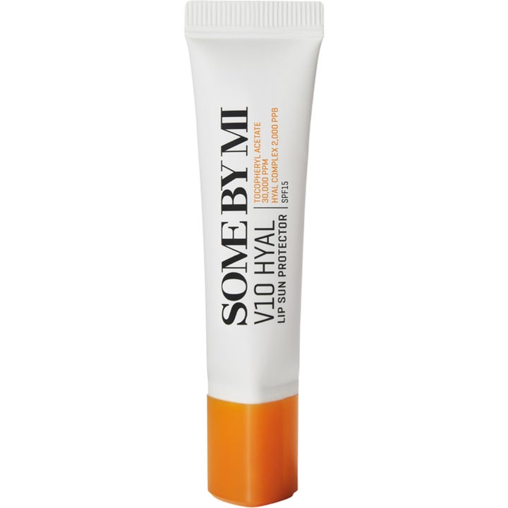 Some By Mi V10 Hyal Lip Sun Protector SPF15 fugtgivende læbepleje i hvid tube med orange hætte.