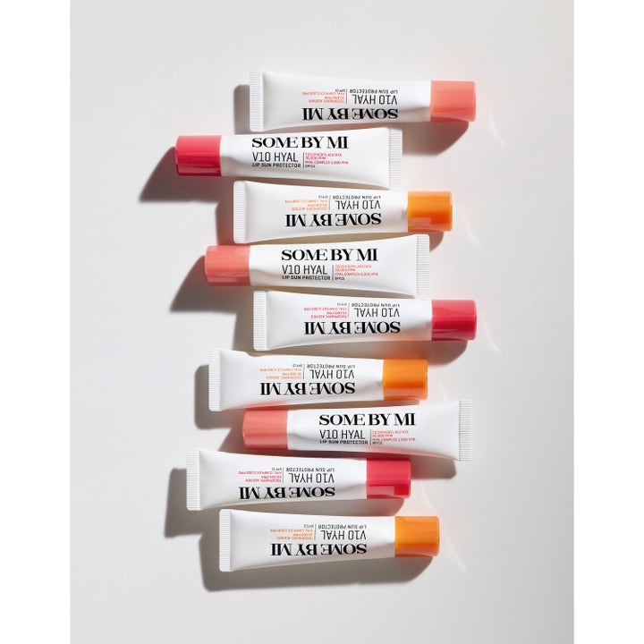 Some By Mi V10 Hyal Lip Protector 7 ml fugtgivende læbepleje med SPF15 vist som flere hvide tuber med orange låg