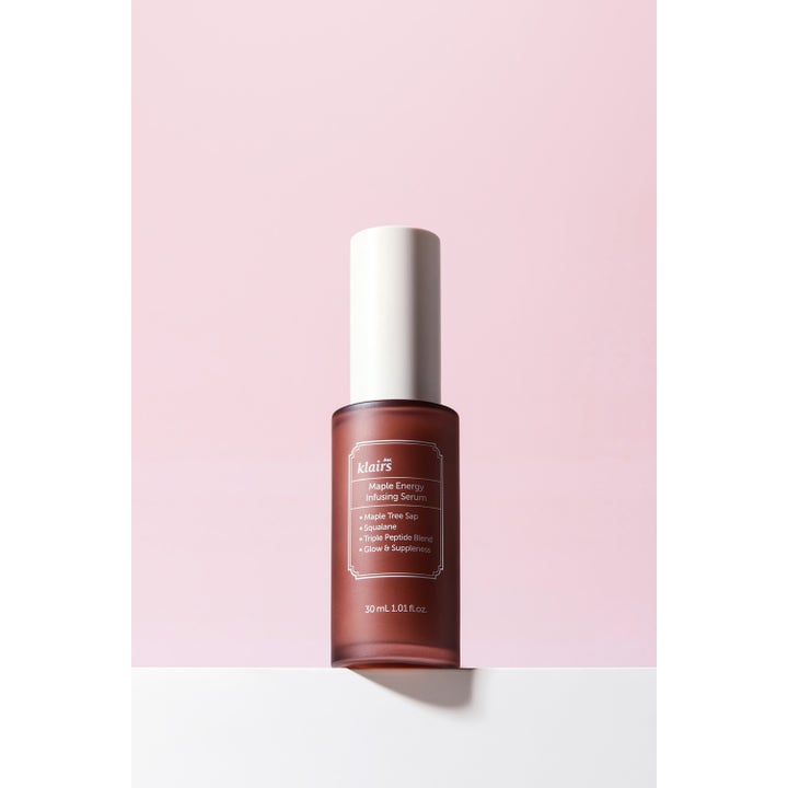 Klairs Maple Energy Infusing Serum 30 ml giver glød i en brun frostet glasflaske med hvidt låg.