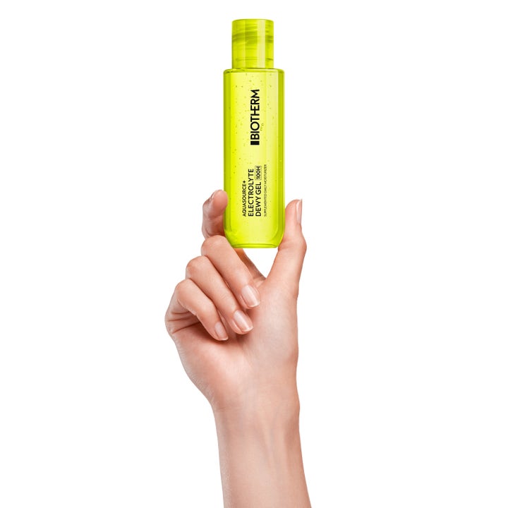 Biotherm Aquasource+ Electrolyte Dewy Gel 100H 100 ml fugtgivende dagcreme i klar limegrøn flaske holdt i en hånd