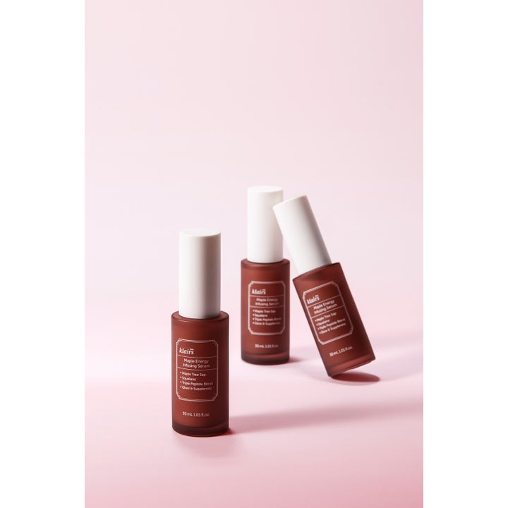 Klairs Maple Energy Infusing Serum 30 ml glødgivende ansigtsserum i brune frostede glasflasker på lyserød baggrund